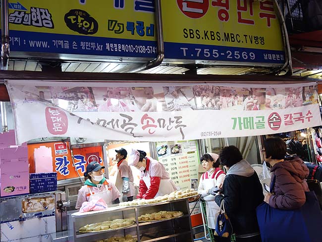 カメコルイェンナルソンワンマンドゥ（韓国ソウル南大門）いつも大行列の大人気肉まんをテイクアウト