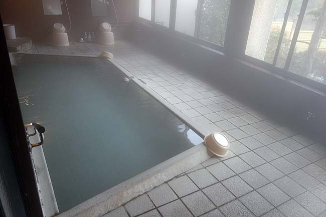 別府明礬温泉 岡本屋旅館（大分）青磁色の神秘の露天風呂はまさに最高峰！この硫黄泉には癒されるわ[施設編]