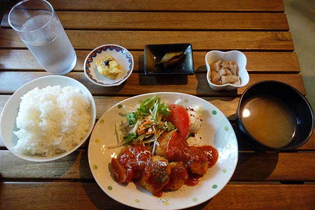 大通食堂（北海道札幌西18丁目）ボリュームたっぷり定食の店で白身魚のトマトソース定食