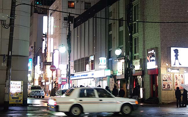 すすきのの街は風俗だらけなのが厄介・・・しかしワンコイン味噌ラーメンはさすが札幌の出来だ