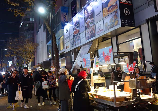 韓国ソウル観光の定番「明洞」も夜の屋台がいっぱい！しかし何も食わずにどうするねん？