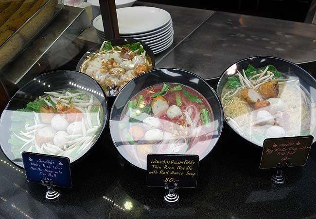 バンコク最後のめしは「サイアムセンター」のフードコートで！海南鶏飯と魚団子入りヌードル