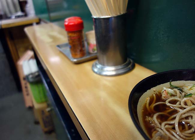 天亀そば（東京神田）24時間営業の自家製天ぷらの旨い立ち食い蕎麦