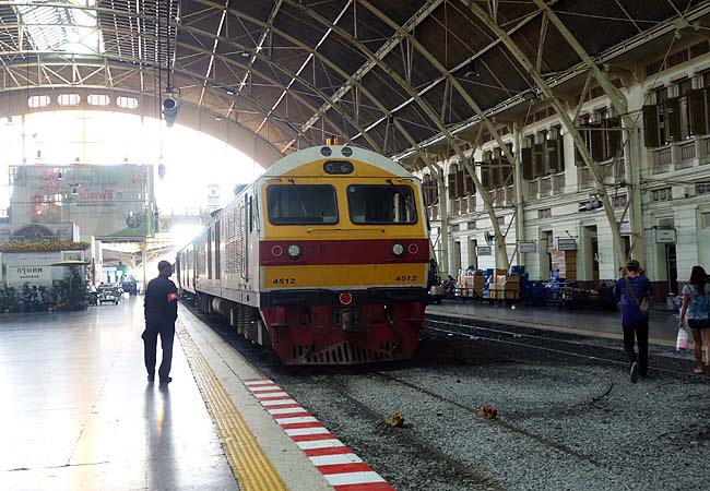 タイのローカル国鉄に乗ってバンコクからアユタヤへ移動したその方法とは？