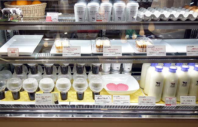 十勝しんむら牧場 帯広エスタ店（北海道）スイーツめぐり券を使って4軒目「ミルクジャムワッフルとミニソフトクリーム」