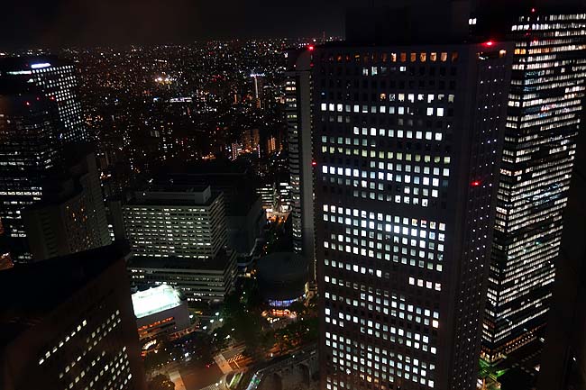 東京で見る無料夜景スポットはやっぱここが最高だね「東京都庁展望室」地上202m45階（新宿）