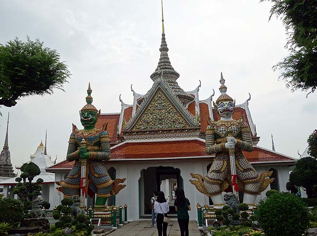 ワット・アルン（タイ）バンコクの建築物の中でも暁の寺と呼ばれるこの仏塔は絶対に見ておくべきですね