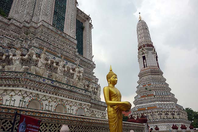 ワット・アルン（タイ）バンコクの建築物の中でも暁の寺と呼ばれるこの仏塔は絶対に見ておくべきですね