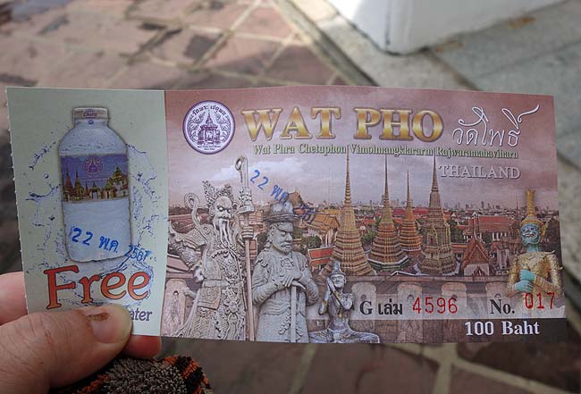 バンコク観光の定番王宮めぐり♪まずは「ワットプラケオ」と「ワット・ポー」～黄金の巨大涅槃像はさすがだ