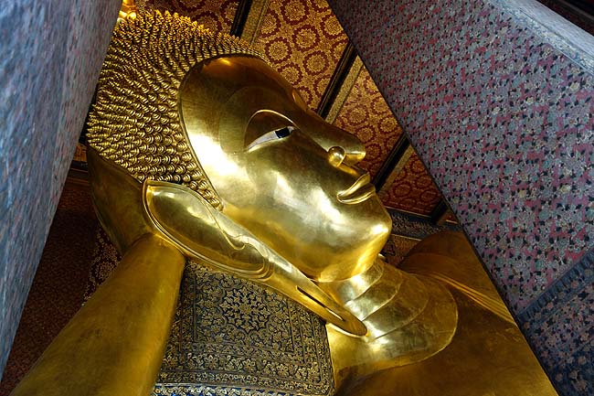 バンコク観光の定番王宮めぐり♪まずは「ワットプラケオ」と「ワット・ポー」～黄金の巨大涅槃像はさすがだ