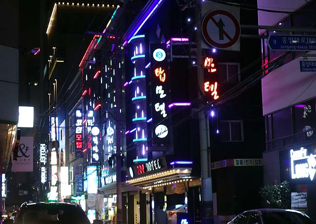 ランチはうにスープ定食そして晩飯はテジクッパの汁もの続き～釜山駅近くのビジネスホテル泊