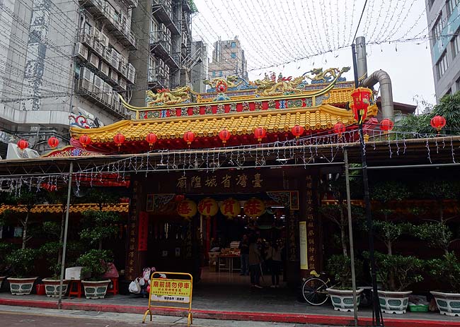 除夕（旧正月の大晦日）は台北中心地は閑散としたもの・・・台湾一人旅で利用しやすい台北駅前の牛肉麺
