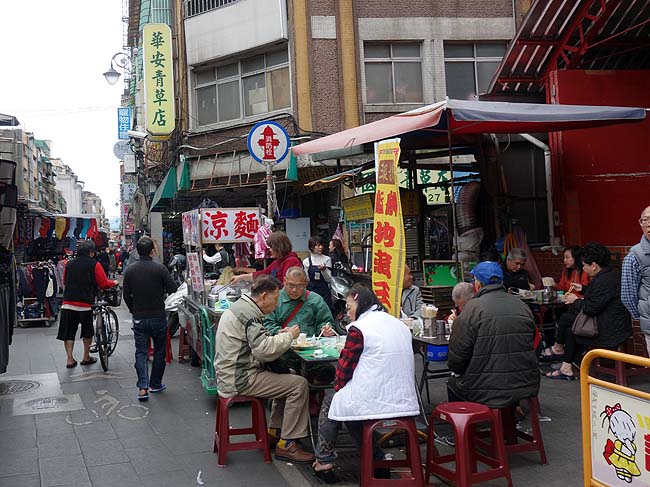 台北ローカルな市場と街並みを眺めながら約5㎞のぶらり街散歩♪日本と違うこの風景が最高だ