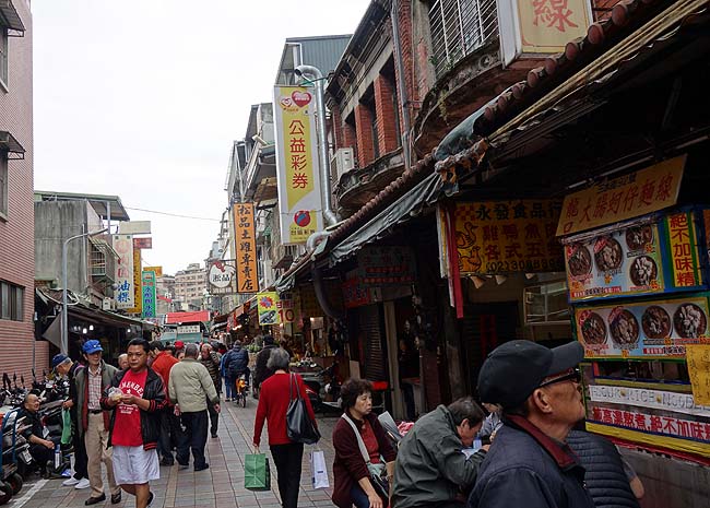 台北ローカルな市場と街並みを眺めながら約5㎞のぶらり街散歩♪日本と違うこの風景が最高だ