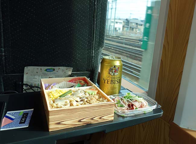 北海道＆東日本パス2日め～快速リゾート列車「しらかみ」比内地鶏駅弁で再び朝酒呑み♪