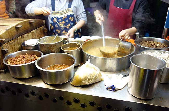トロトロした出汁の熱々台湾麺料理グルメ自身で味付けも調節「阿輝麵線」台北士林夜市