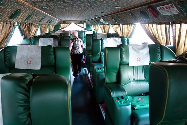 これホンマにバスの中か？フカフカゴージャスリクライニングソファーで高雄から台北へ帰還