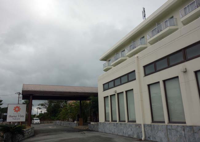 今回の沖縄旅唯一の大浴場付きホテルで宿泊♪色々お土産物買いつつ名護市中心の散策