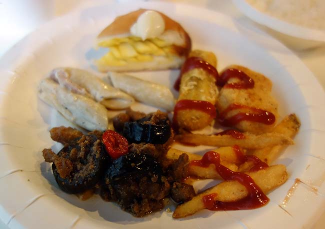 ドミトリーの朝食は種類いっぱい！「龍山寺」は旧正月明け初詣客でとんでもない賑わいだ
