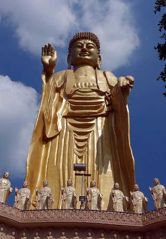 台湾で一番でかいお寺なのか？「佛光山・仏陀記念館」へ行ってみようとするがまた嘘情報にやられる