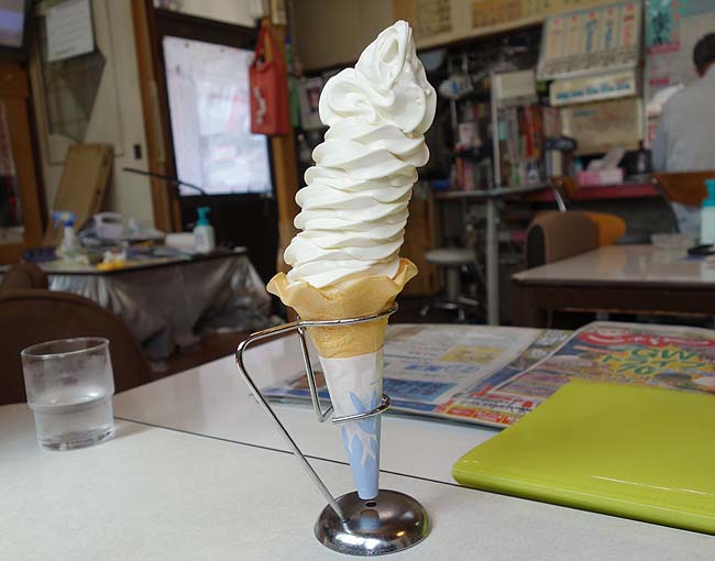 井上食堂（北海道美深）2L（390円）巨大ソフトクリームと激旨！デカ盛りかつ丼！