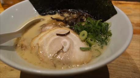 【一風堂 Ippudo Ramen】日本とタイバンコクの一風堂ラーメンはどのような違いがあるのか？両方、豚骨の白丸を食べ比べてみた