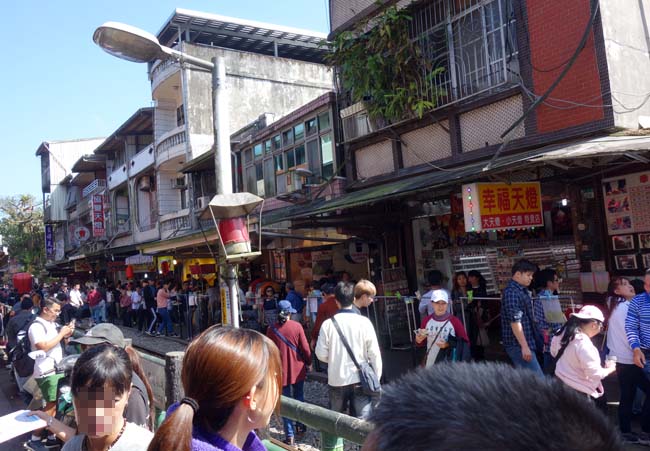 台湾ランタン飛ばしで有名な街「十分」は電車がすぐ脇を通り抜ける迫力が圧巻だ