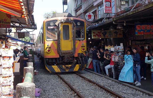台湾ランタン飛ばしで有名な街「十分」は電車がすぐ脇を通り抜ける迫力が圧巻だ