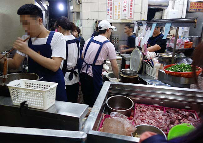 このストリートではナンバー1の行列店？環記麻油雞で魯肉飯を外帯「寧夏路夜市」台湾台北