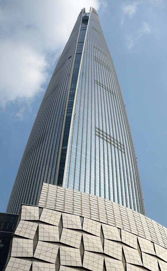 超高層ビルランキング第6位「第2ロッテワールドタワー」過去見た中で一番高いビルを見上げる（韓国ソウル）