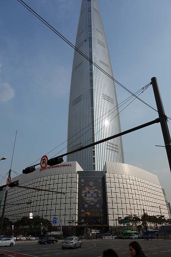 超高層ビルランキング第6位「第2ロッテワールドタワー」過去見た中で一番高いビルを見上げる（韓国ソウル）
