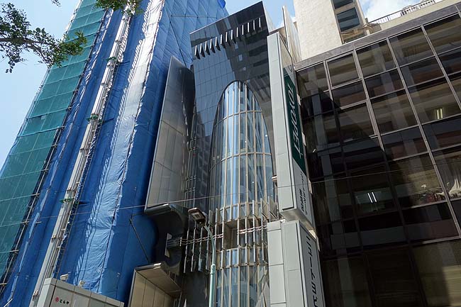「東京元赤坂ビル」メタリックなデザイン性の高い外観が目を引く珍建築
