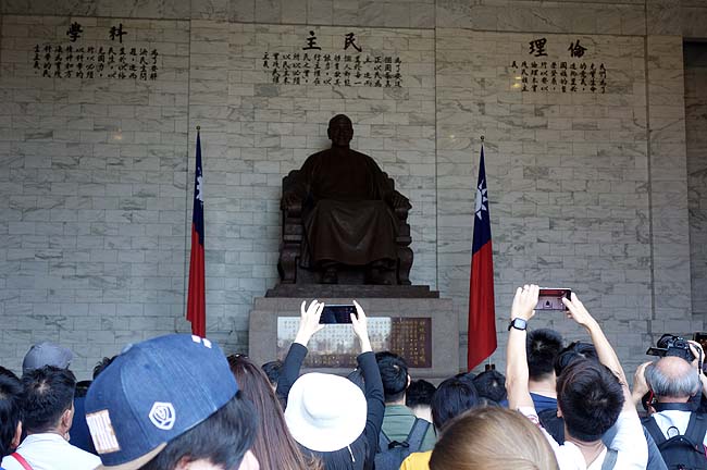 微動だにしない衛兵が突然動き出す交代式は台北観光の見もの！「中正紀念堂」（台湾）