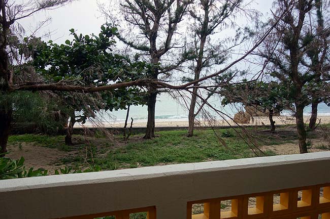 本日の宿は沖縄綺麗な砂浜が目の前のコンドミニアム♪しかし1人3000円と激安です