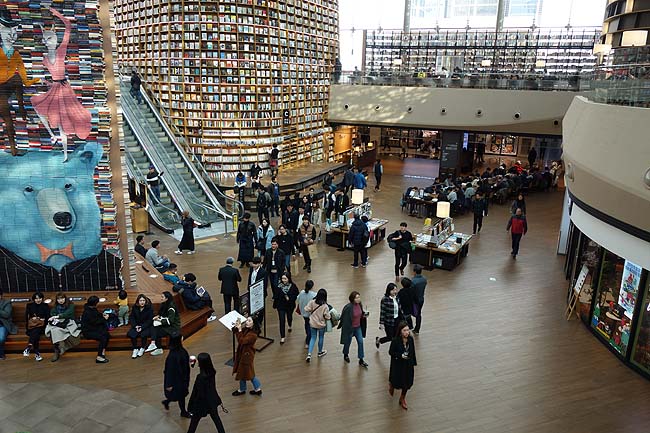 高さ13mもある書棚に5万冊の蔵書は見上げて圧巻！珍風景「ピョルマダン図書館」韓国ソウル江南