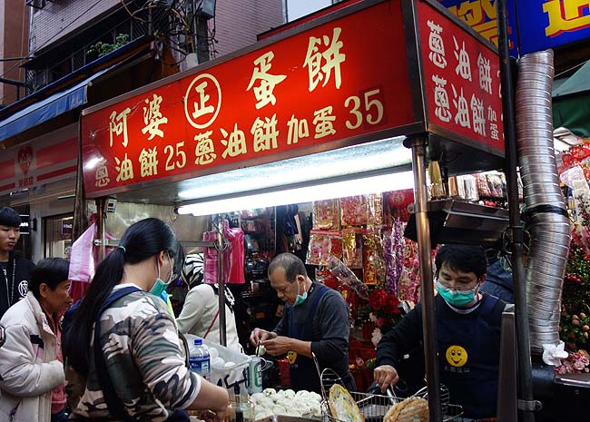 台北橋近くのマイナー夜市で葱油餅という絶品台湾グルメを「三和夜市」