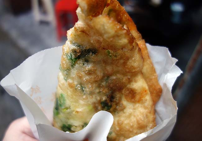 台北橋近くのマイナー夜市で葱油餅という絶品台湾グルメを「三和夜市」