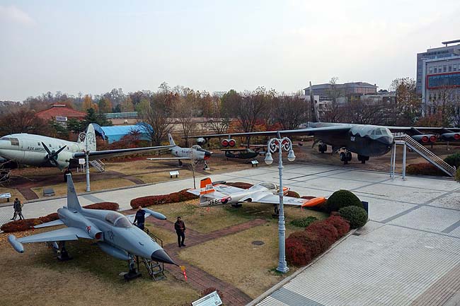B-52やP51ムスタングなど日本では見ることのできない軍用機が盛り沢山「戦争記念館」（韓国ソウル）外部展示編