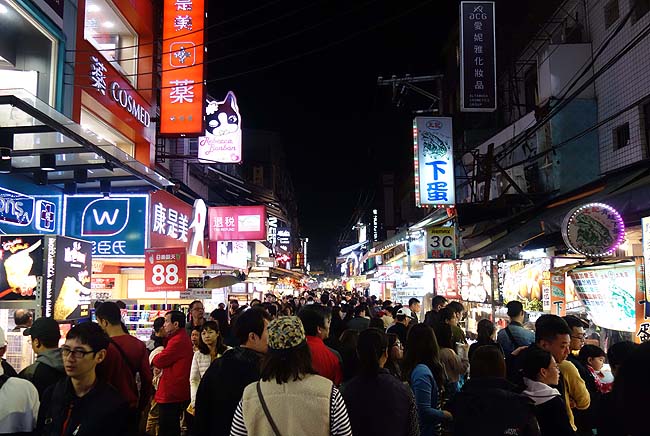 台湾初の夜市めぐりは1番メジャーな「士林夜市」へ～その規模・人混みに圧倒されました[台北]