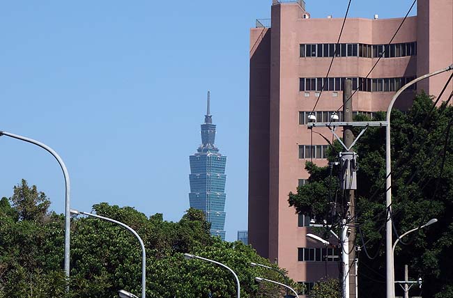 509mという高さはブルジュ・ハリファに抜かれるまでは世界一高いビルだった「台北101」（台湾）超高層ビル