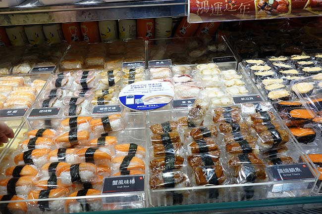 台湾では1貫10元[35円]で購入できるテイクアウト寿司がよく売っています「争鮮外帯寿司 台北駅