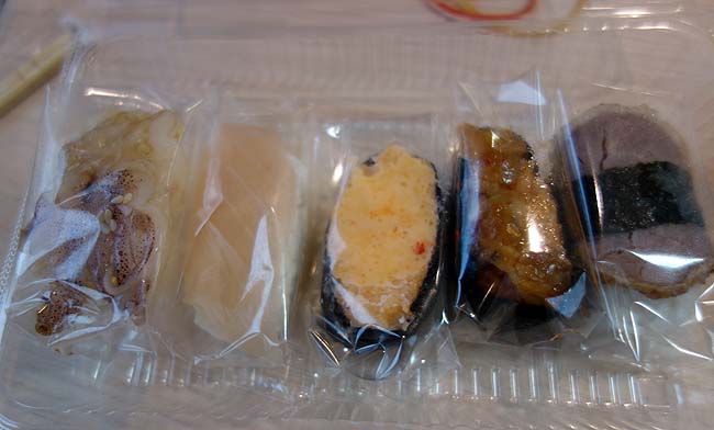 台湾では1貫10元[35円]で購入できるテイクアウト寿司がよく売っています「争鮮外帯寿司 台北駅