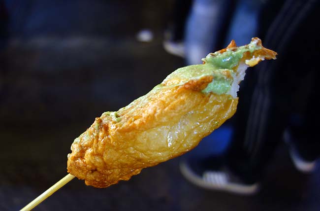 「高雄旗魚黑輪」めっちゃ行列できてました魚のすり身を揚げた串～板橋湳雅觀光夜市（台湾新北市）