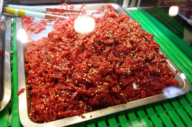 タレユッケ（ソウル広蔵市場）日本じゃ食えなくなった生肉・・・生レバーを大量にテイクアウト！