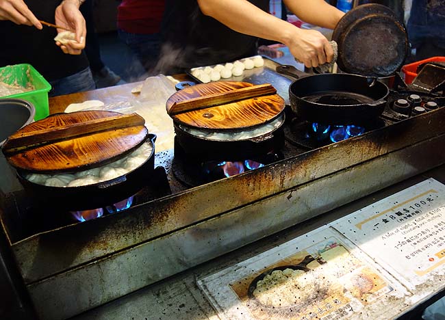 上海鐵鍋生煎包「饒河街觀光夜市」へ（台湾）屋台で焼小籠包が美味しそうやったんでテイクアウト