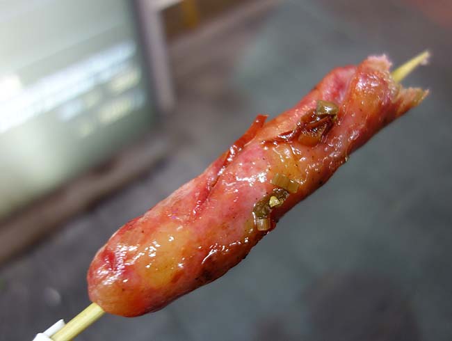 台湾屋台の人気の品！台湾式ソーセージ[フランクフルト]山猪肉香腸「雙城街夜市」台北