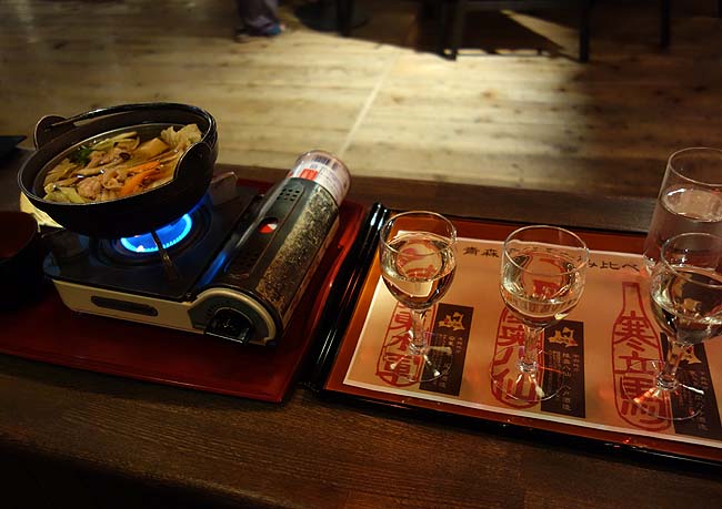 酒場で日本酒-水面に浮いたような温泉-ねぶたや津軽三味線のショー…なんという贅沢なんだ！