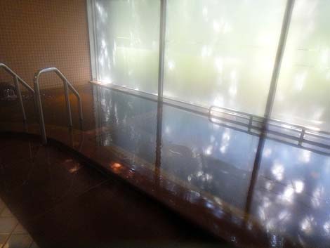 入浴料410円で楽しめる茶褐色の泉質「丹頂の里 サークルハウス赤いベレー」（北海道釧路阿寒）