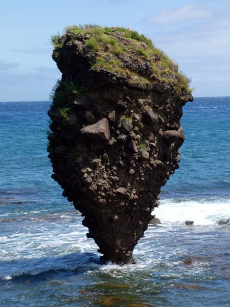 今にも大波で倒れるんじゃないかという奇岩「えびす岩・大黒岩」（北海道余市）