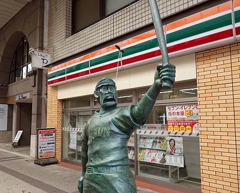水島新司の漫画キャラクター銅像が勢揃い！「ドカベンロード」（新潟市古町）